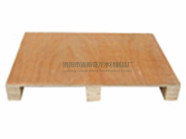 創(chuàng)新設(shè)計(jì)下的出口木托盤(pán)：功能與美觀兼?zhèn)? />
    				</p>
    				    					<p>　　創(chuàng)新設(shè)計(jì)下的出口木托盤(pán)：功能與美觀兼?zhèn)?/p><p>　　在全球經(jīng)濟(jì)一體化的今天，出口木托盤(pán)作為物流領(lǐng)域的重要工具，其功能和外觀的設(shè)計(jì)日益受到重視。創(chuàng)新設(shè)計(jì)不僅提升了木托盤(pán)的實(shí)用性，更賦予了其美觀性，使其在貨物運(yùn)輸中發(fā)揮著更加出色的作用。<strong>洛陽(yáng)出口木托盤(pán)廠家</strong>奇龍將探討創(chuàng)新設(shè)計(jì)下出口木托盤(pán)的功能與美觀的***結(jié)合。</p><p>　　一、創(chuàng)新設(shè)計(jì)下的出口木托盤(pán)功能提升</p><p>　　結(jié)構(gòu)優(yōu)化：通過(guò)創(chuàng)新設(shè)計(jì)，出口木托盤(pán)的結(jié)構(gòu)得到了優(yōu)化。新型木托盤(pán)采用更合理的力學(xué)結(jié)構(gòu)，提高了其承載能力和穩(wěn)定性。同時(shí)，針對(duì)特定行業(yè)和運(yùn)輸需求，設(shè)計(jì)師還研發(fā)了具有特殊功能的木托盤(pán)，如防滑、防震等，以滿足不同客戶的需求。</p><p>　　材料創(chuàng)新：在材料方面，創(chuàng)新設(shè)計(jì)也發(fā)揮了重要作用。采用新型環(huán)保材料和復(fù)合材料制作的木托盤(pán)，不僅提高了其耐用性和抗腐蝕性，還降低了生產(chǎn)成本。此外，一些木托盤(pán)還采用了可拆卸式設(shè)計(jì)，便于運(yùn)輸和存儲(chǔ)。</p><p>　　智能化升級(jí)：隨著物聯(lián)網(wǎng)技術(shù)的發(fā)展，出口木托盤(pán)也開(kāi)始實(shí)現(xiàn)智能化升級(jí)。通過(guò)嵌入傳感器和芯片，木托盤(pán)可以實(shí)現(xiàn)實(shí)時(shí)追蹤、定位和管理，大大提高了物流效率和貨物安全性。</p><p>　　二、創(chuàng)新設(shè)計(jì)下的出口木托盤(pán)美觀提升</p><p>　　外觀設(shè)計(jì)：創(chuàng)新設(shè)計(jì)下的出口木托盤(pán)在外觀上也有了很大改變。設(shè)計(jì)師們通過(guò)運(yùn)用現(xiàn)代美學(xué)原理，為木托盤(pán)賦予了簡(jiǎn)潔、大方的外觀。同時(shí)，根據(jù)客戶需求，還可以定制個(gè)性化的顏色和圖案，使木托盤(pán)更具識(shí)別度和美觀性。</p><p>　　工藝提升：在制作工藝方面，創(chuàng)新設(shè)計(jì)也發(fā)揮了重要作用。采用先進(jìn)的加工技術(shù)和表面處理工藝，可以使木托盤(pán)表面光滑、平整，無(wú)毛刺和瑕疵。此外，通過(guò)噴涂環(huán)保漆和防水劑等方式，還可以提高木托盤(pán)的防腐性和耐用性。</p><p>　　品牌塑造：美觀的木托盤(pán)不僅提升了產(chǎn)品本身的價(jià)值，也有助于企業(yè)品牌的塑造。通過(guò)設(shè)計(jì)獨(dú)特的外觀和標(biāo)識(shí)，企業(yè)可以在競(jìng)爭(zhēng)激烈的市場(chǎng)中脫穎而出，增強(qiáng)客戶的認(rèn)知度和忠誠(chéng)度。</p><p>　　三、創(chuàng)新設(shè)計(jì)帶來(lái)的綜合效益</p><p>　　創(chuàng)新設(shè)計(jì)下的出口木托盤(pán)不僅提升了功能和美觀性，還帶來(lái)了顯著的綜合效益。首先，優(yōu)化的結(jié)構(gòu)和材料選擇提高了木托盤(pán)的承載能力和耐用性，降低了運(yùn)輸過(guò)程中的損耗和維修成本。其次，智能化的升級(jí)使得木托盤(pán)能夠更好地適應(yīng)現(xiàn)代物流的需求，提高了物流效率和貨物安全性。***后，美觀的外觀設(shè)計(jì)增強(qiáng)了產(chǎn)品的市場(chǎng)競(jìng)爭(zhēng)力，有助于企業(yè)拓展市場(chǎng)和提升品牌形象。</p><p>　　創(chuàng)新設(shè)計(jì)是出口木托盤(pán)功能與美觀兼?zhèn)涞年P(guān)鍵所在。通過(guò)結(jié)構(gòu)優(yōu)化、材料創(chuàng)新、智能化升級(jí)以及外觀設(shè)計(jì)等方面的創(chuàng)新，木托盤(pán)不僅實(shí)現(xiàn)了功能的提升，還具備了更高的美觀性。這種創(chuàng)新設(shè)計(jì)不僅滿足了客戶的需求，也推動(dòng)了木托盤(pán)行業(yè)的持續(xù)發(fā)展。未來(lái)，隨著技術(shù)的不斷進(jìn)步和市場(chǎng)需求的不斷變化，我們相信出口木托盤(pán)的設(shè)計(jì)將更加創(chuàng)新、功能更加強(qiáng)大、外觀更加美觀。</p>
    		</div>
    		<!-- /內(nèi)容 -->
    		<div   id=